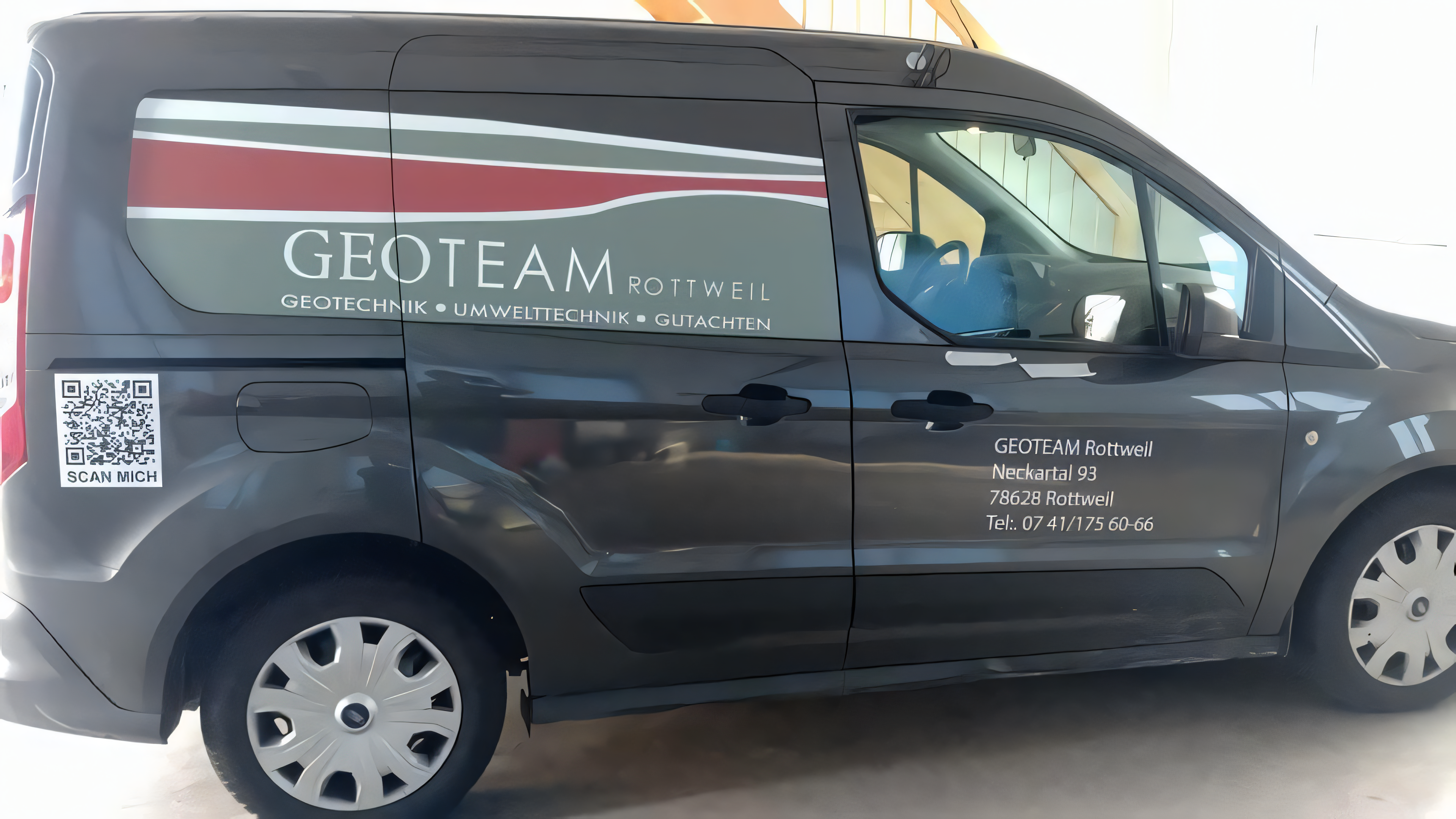 Beschriftete Werbefläche und Folienanwendung